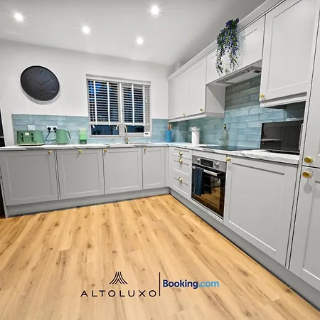 Altohaus Luxury 4br House By Altoluxo Short Lets & Serviced With Parking アパート *
