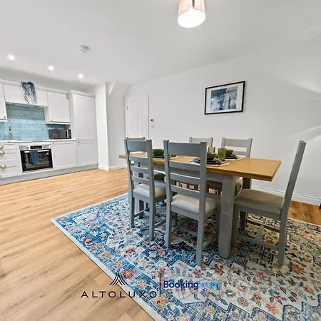 Altohaus Luxury 4br House By Altoluxo Short Lets & Serviced With Parking アパート *
